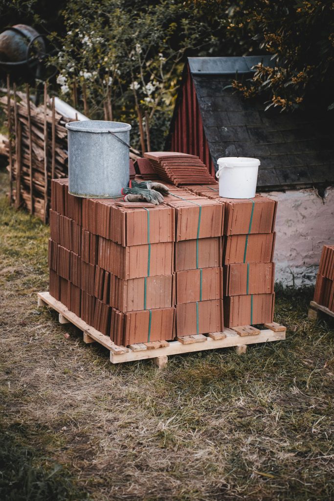 Différents modèles de tuiles pour toiture, sélectionnés par Toiture 93 pour une rénovation durable
