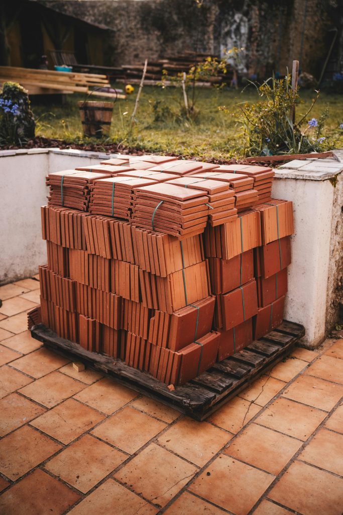 Palette de tuiles en terre cuite prêtes pour la rénovation de toiture dans le 93
