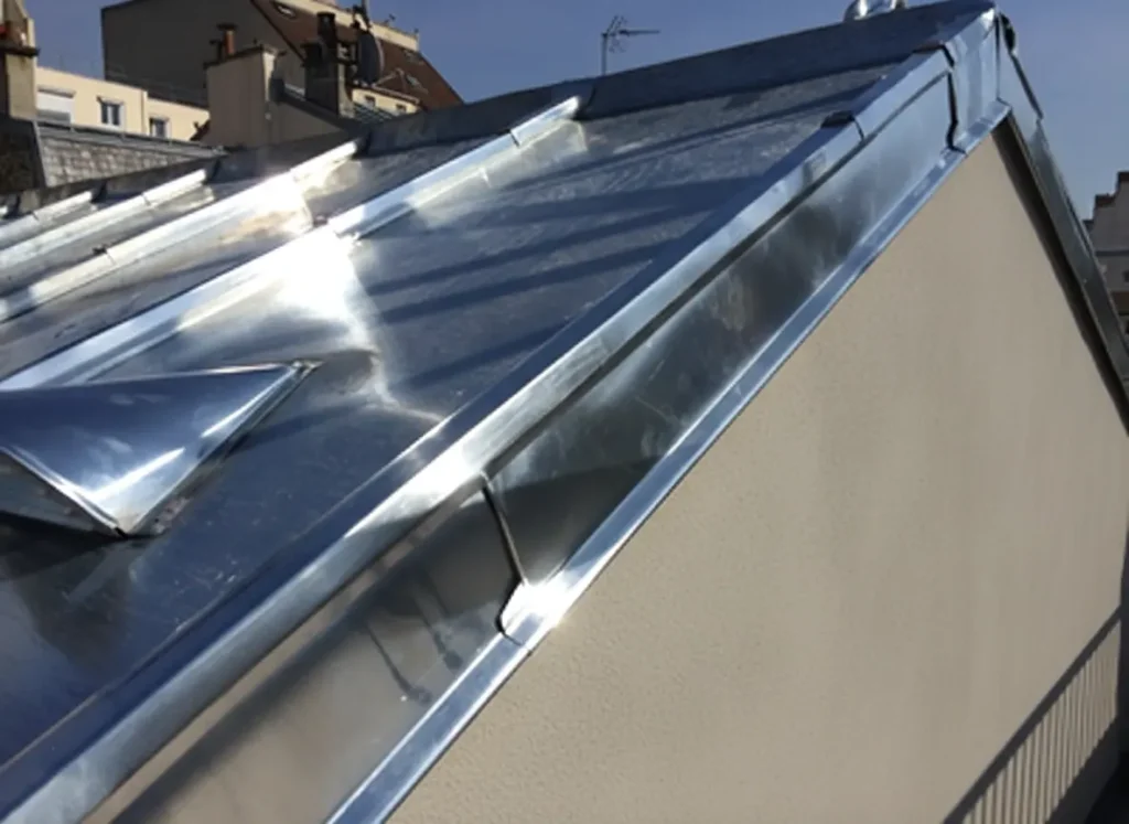 Gros plan sur une toiture moderne en zinc réaliser par une entreprise de Zinguerie et Étanchéité