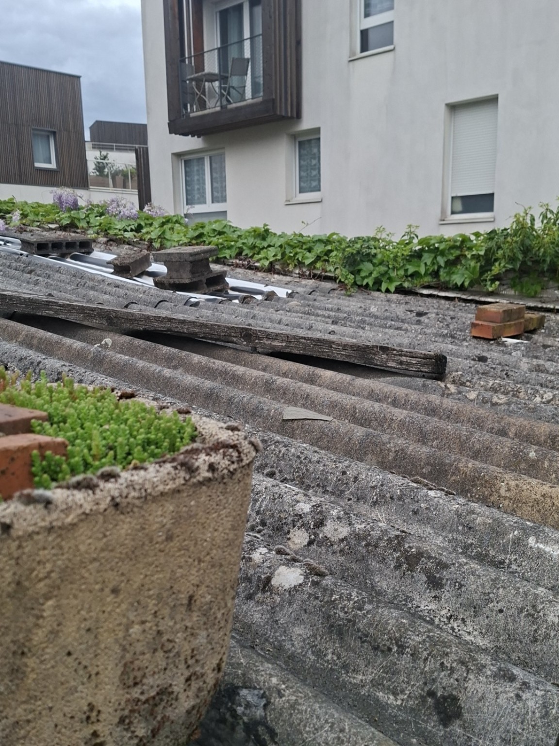 Réparation toiture Romainville sur plaques ondulées